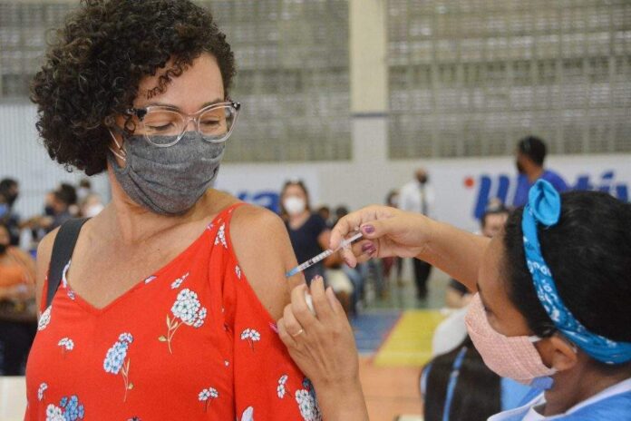 COVID_VACINACAO_PROFESSORES_-MOTIVA_FOTO_KLEIDE_TEIXEIRA_-17-1024x683