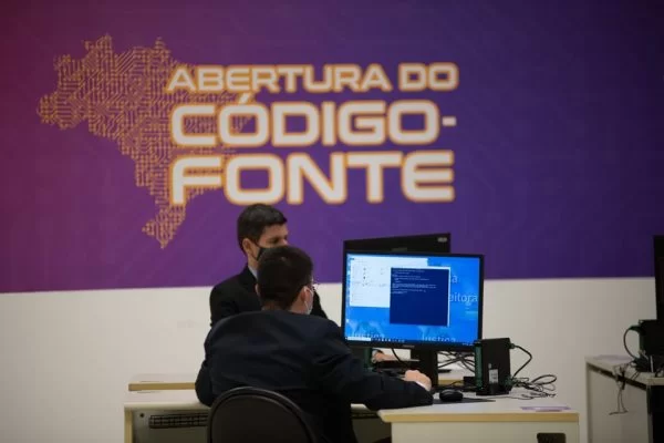 Militares-do-Ministerio-da-Defesa-visitam-o-TSE-4-600x400