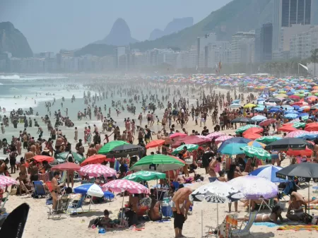 12nov2023---no-rio-de-janeiro-praia-de-copacabana-fica-lotada-em-meio-a-onda-de-calor-1699821973484_v2_450x337.jpg