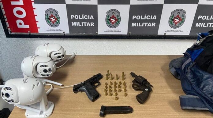 Policia-Militar-prende-integrantes-de-grupo-criminoso-com-armas-em-comunidade-de-Joao-Pessoa-800x445