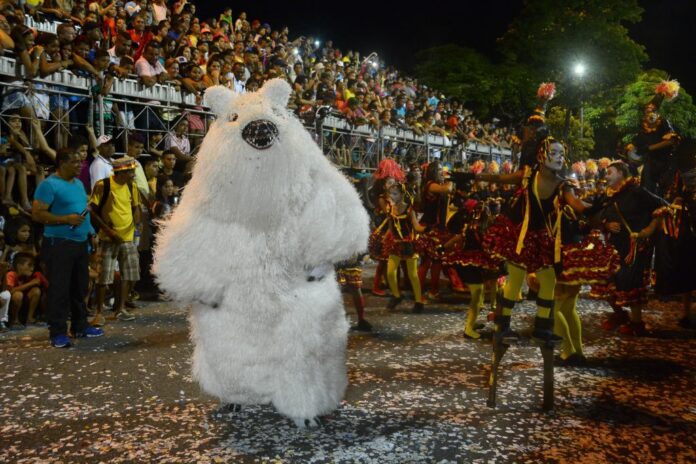 08022016-carnavaltradicao_alaursa_fto_dayseeuzebio-265-1024x683