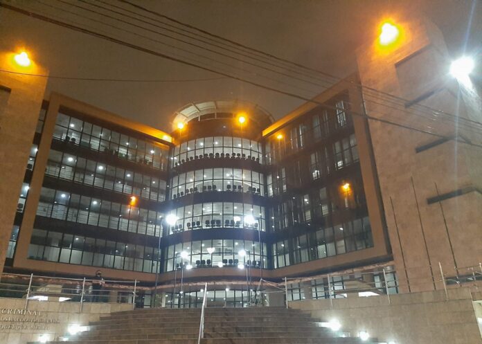 fachada_forum_-criminal_com_iluminacao_laranja_14_09_2021_1
