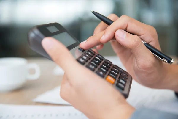gerente-homem-verificando-financas-de-trabalho