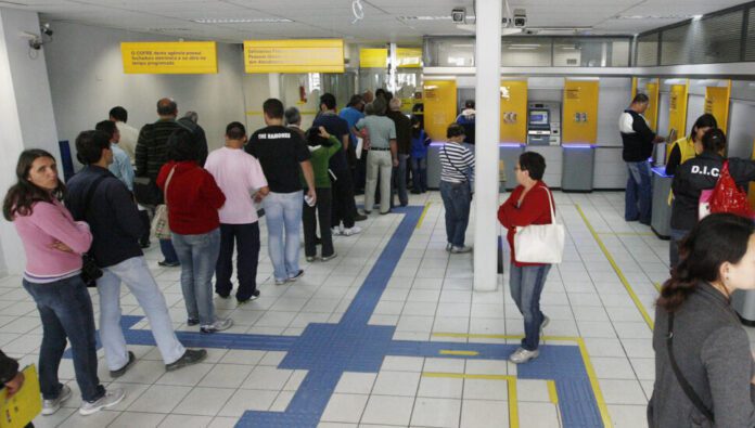 VOLTA DOS BANCOS - CURITIBA - 17/10/11 - PARANA - Os bancos voltaram a abrir e a fila para atendimento é grande. FOTO: FELIPE ROSA. Agencia de Noticias GAZETA DO POVO