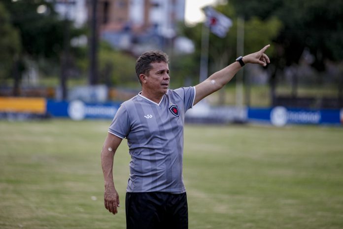 Botafogo-PB-anuncia-saida-do-tecnico-Evaristo-Piza0021280300202509041017