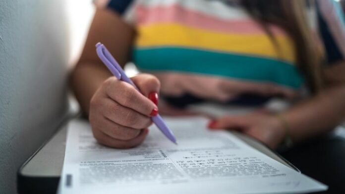 prova-estudante-concurso-publico-escola-universidade-faculdade-1642186759152_v2_900x506