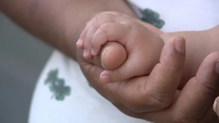 maos-mae-filho-bebe-maternidade-uberaba-21-09-2022