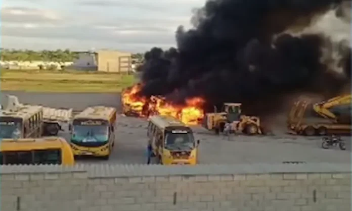 Ônibus-incêndio