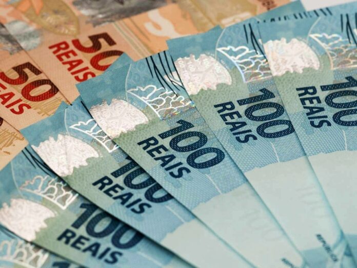 Novo Desenrola Brasil permite renegociar dívidas com descontos de até 90% para quem ganha até R$ 8.105. Programa inclui uso do FGTS.