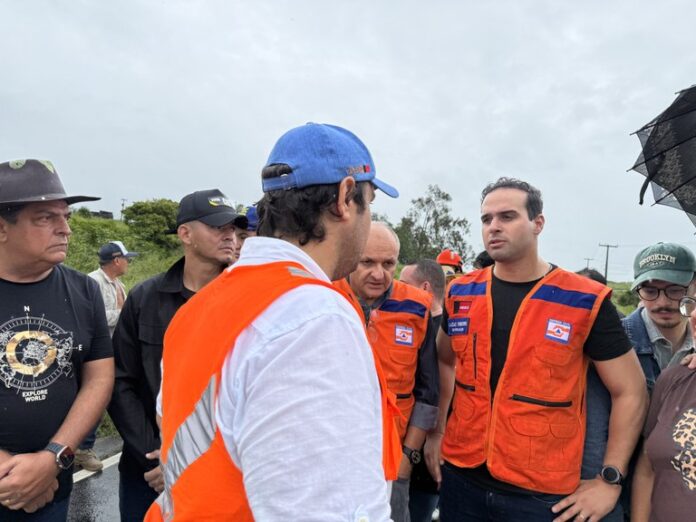 Governador Lucas Ribeiro coordena ações emergenciais em cidades atingidas pelas chuvas no Vale do Paraíba. Rodovia PB-032 está interditada e rotas alternativas são recomendadas Governador Lucas Ribeiro coordena ações emergenciais em cidades atingidas pelas chuvas no Vale do Paraíba. Rodovia PB-032 está interditada e rotas alternativas são recomendadas